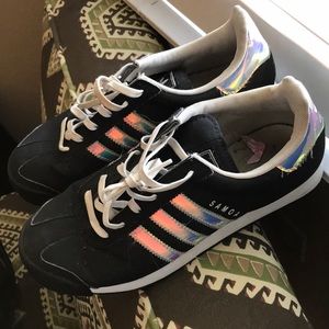 Black and silver Adidas women’s 6 super cute!!